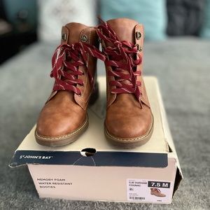 St John’s Bay Boots New Never Used Tan With Rea Shoe Laces